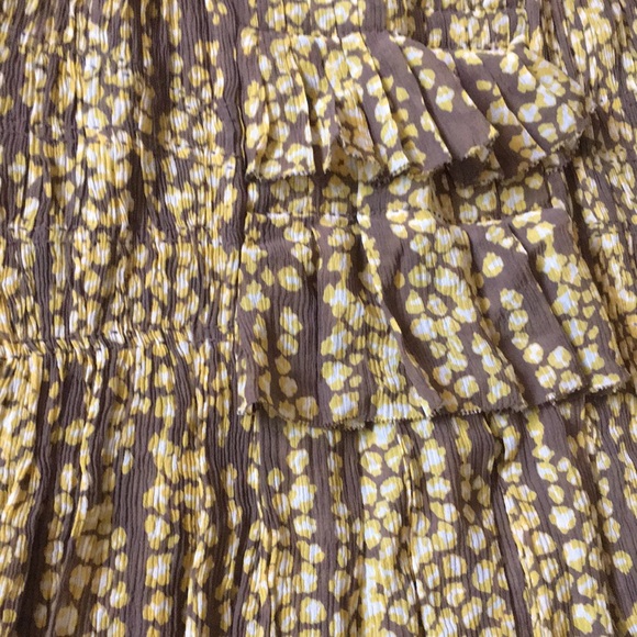 EXPRESS DESIGN STUDIO pleated 100% silk knee length skirt. EUC. Size 6. - Picture 2 of 4